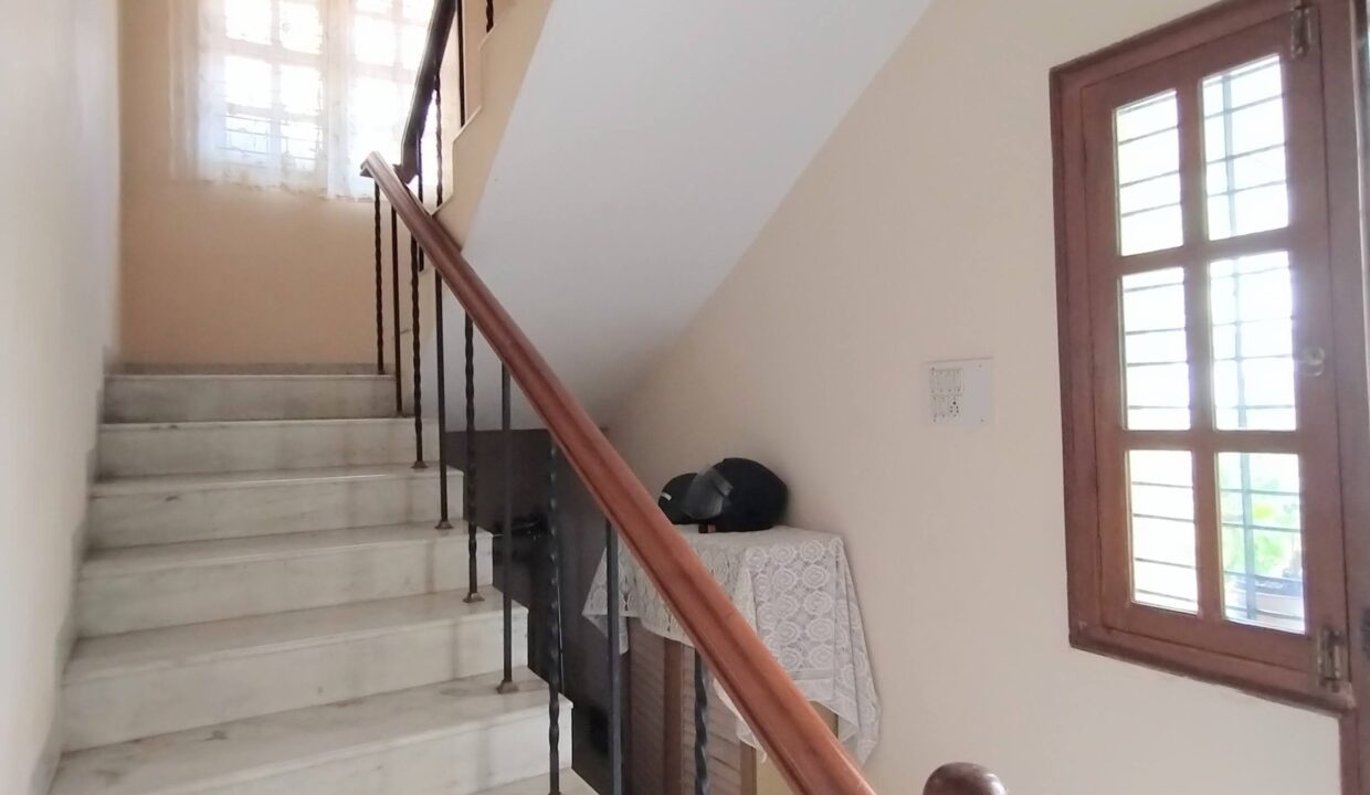 11 Ground Floor-Staircase